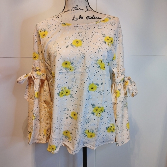 Floral Bell Sleeve Blouse - Picture 2 of 12